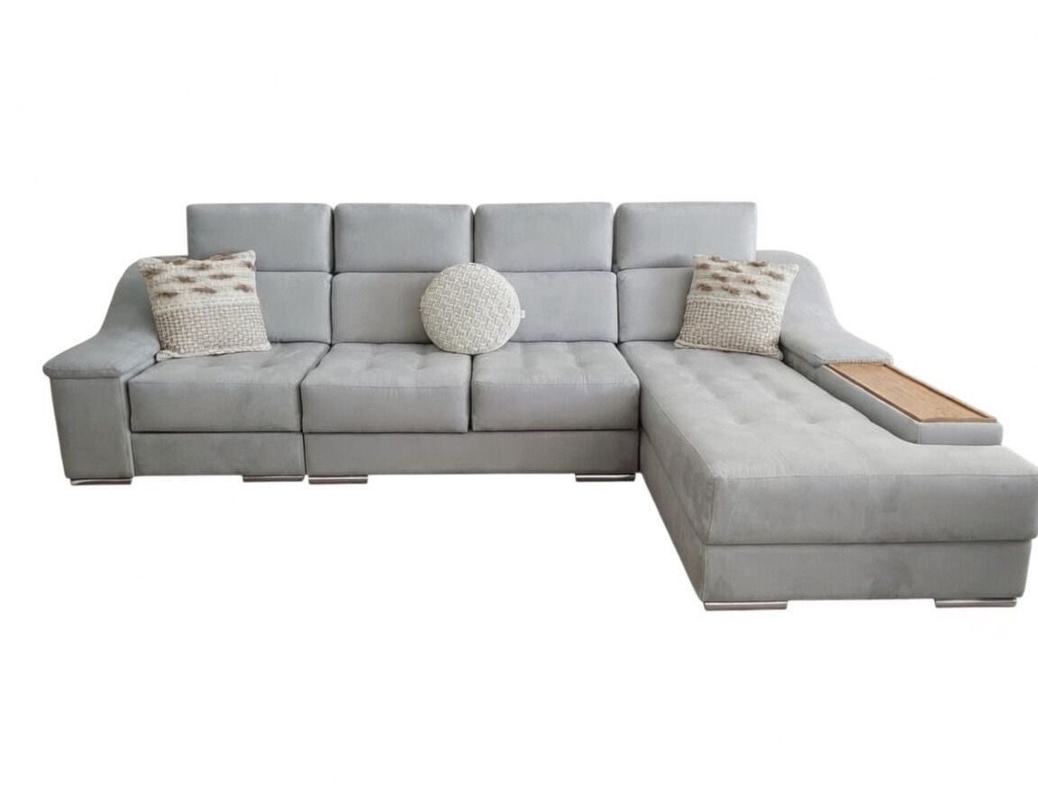 Sofá cinza com almofadas